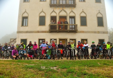 Il gruppo di ragazze in mountain bike a Villa Draghi durante la pedalata Ride Like a Girl