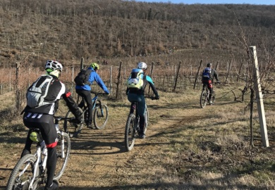 donne ini bici sui sentieri dei Colli Berici in inverno