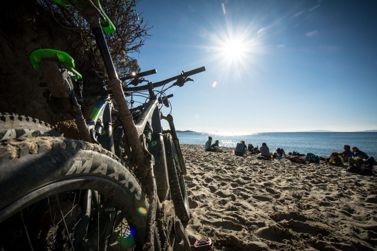 donne in bici si riposano silla spiaggia di Calaviolina