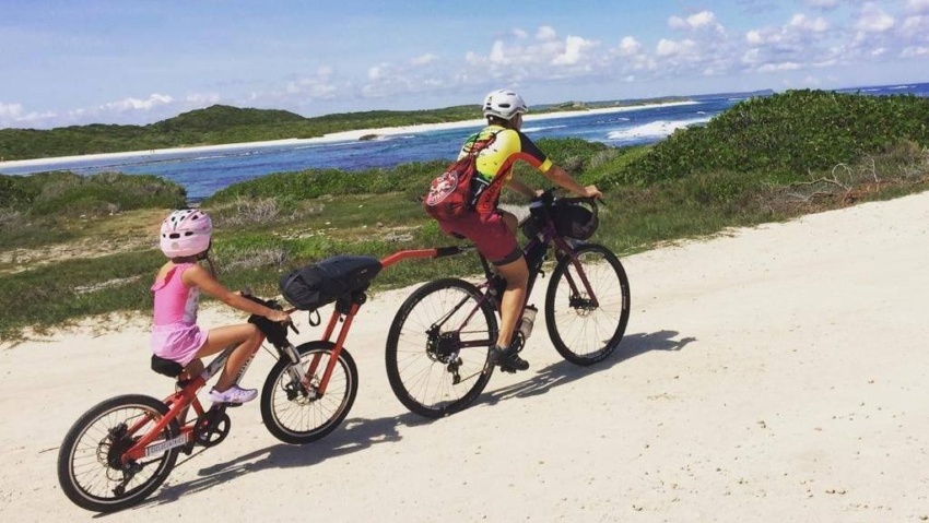 cicloturismo con i bambini Serena Cugno traina la figlia con il cammellino